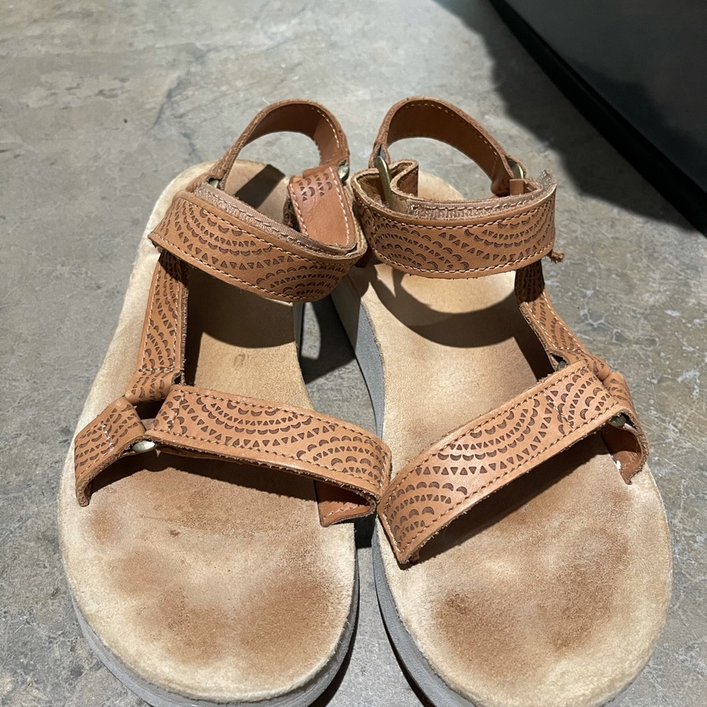 Teva Leather Geometric sandal size 8